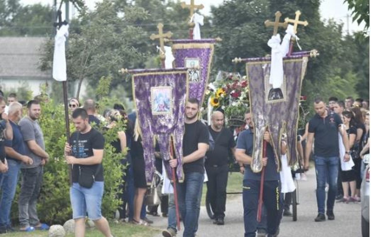 Dva bijela kovčega za poginule sestre u Srbiji - undefined