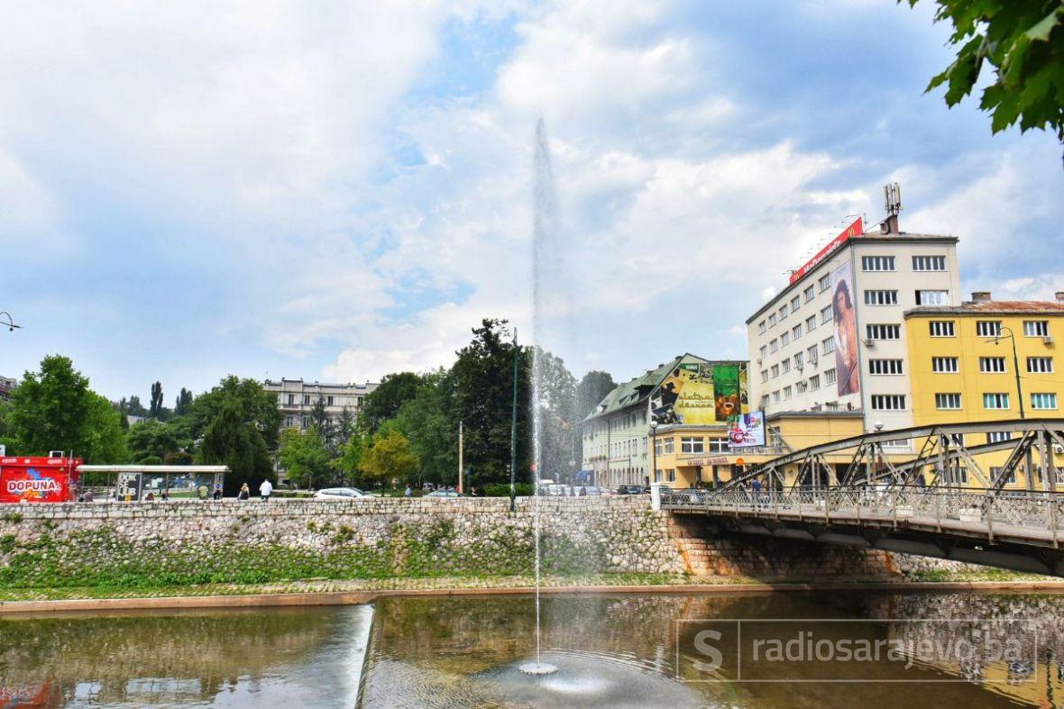 Plutajuća fontana u koritu rijeke Miljacka - undefined