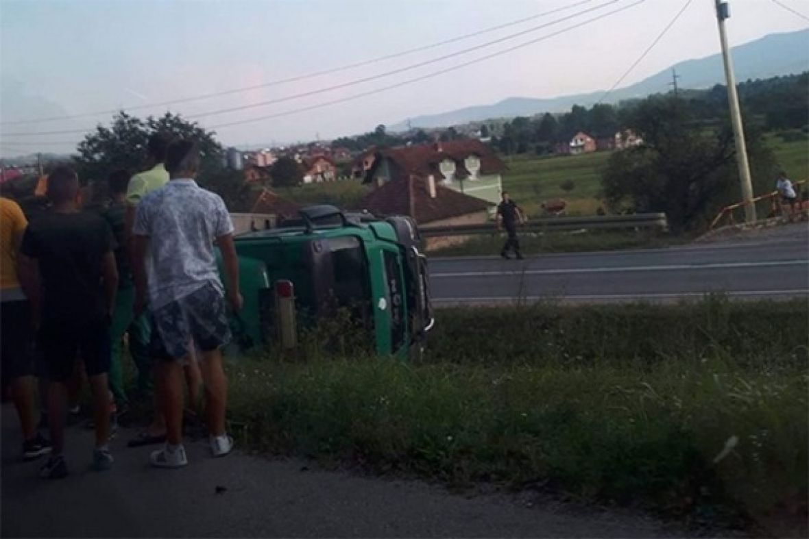 Kamion se prevrnuo u mjestu Klokotnica - undefined