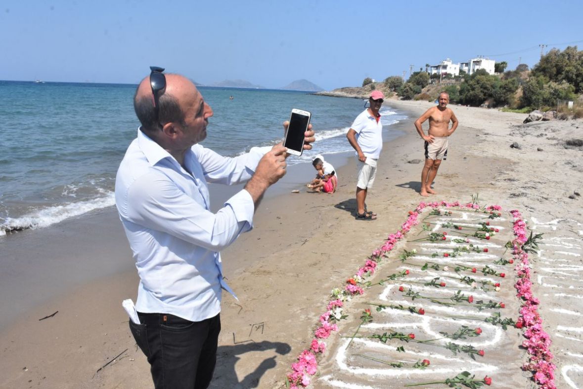 Polaganjem cvijeća na plaži u turskom Bodrumu danas je obilježena četvrta godišnjica smrti trogodišnjeg dječaka Aylana Kurdija - undefined