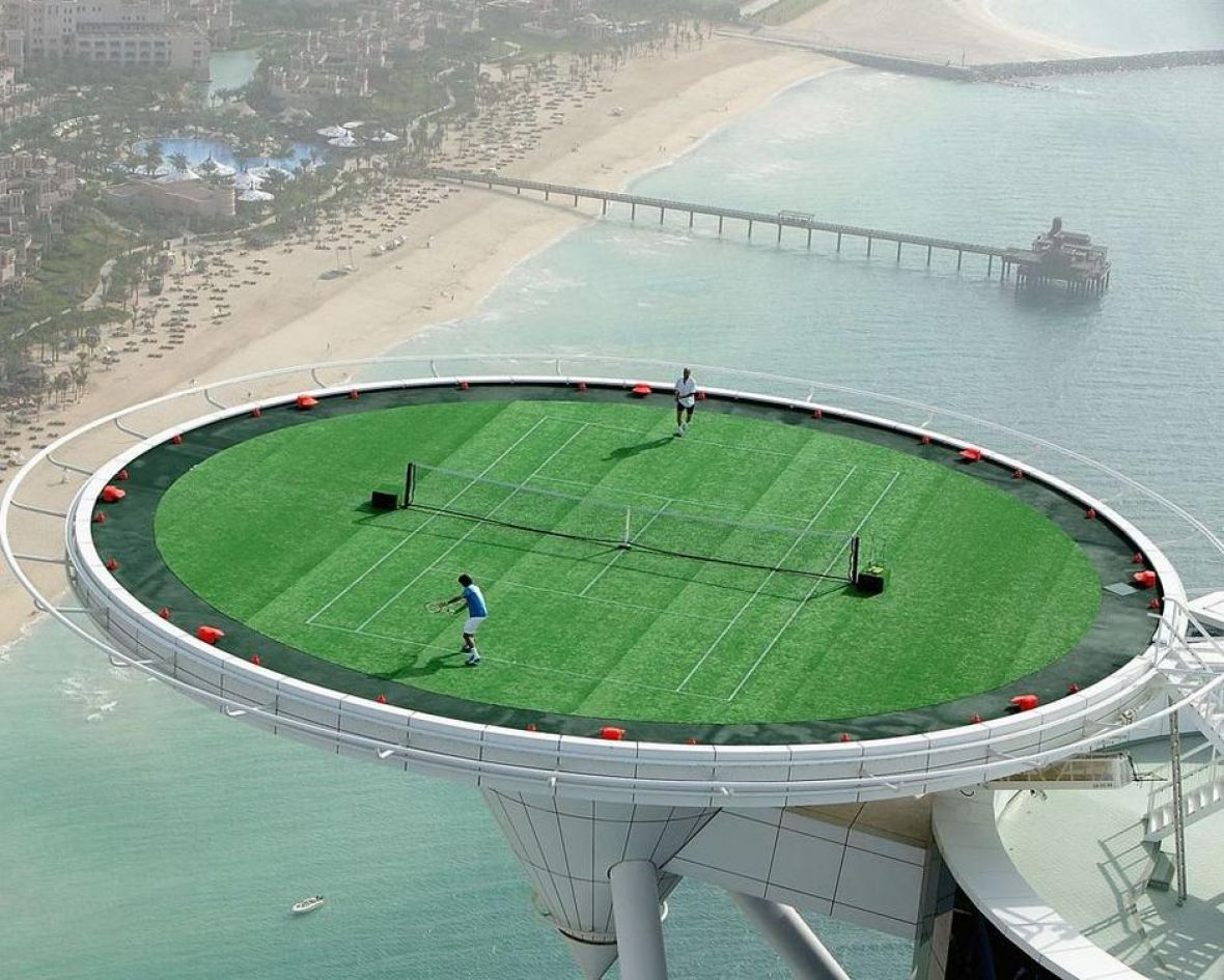 Igranje tenisa na vrhu zgrade visoke 300 metara - undefined