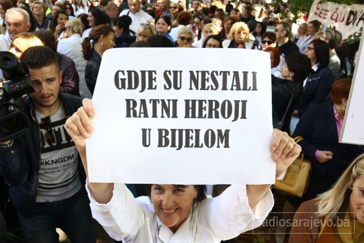 Protesti medicinara ispred Vlade KS - undefined