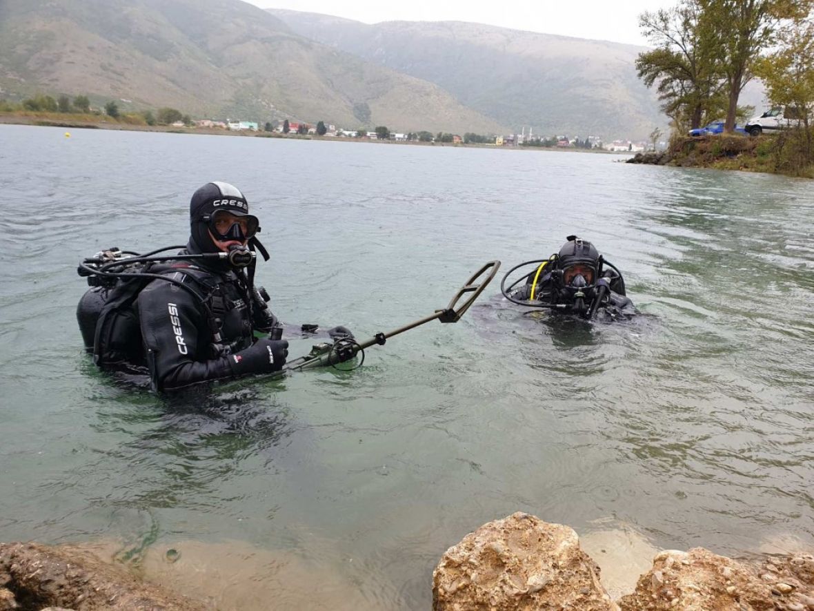 Čišćenje Mostarskog jezera od neeksplodiranih sredstava i municije - undefined