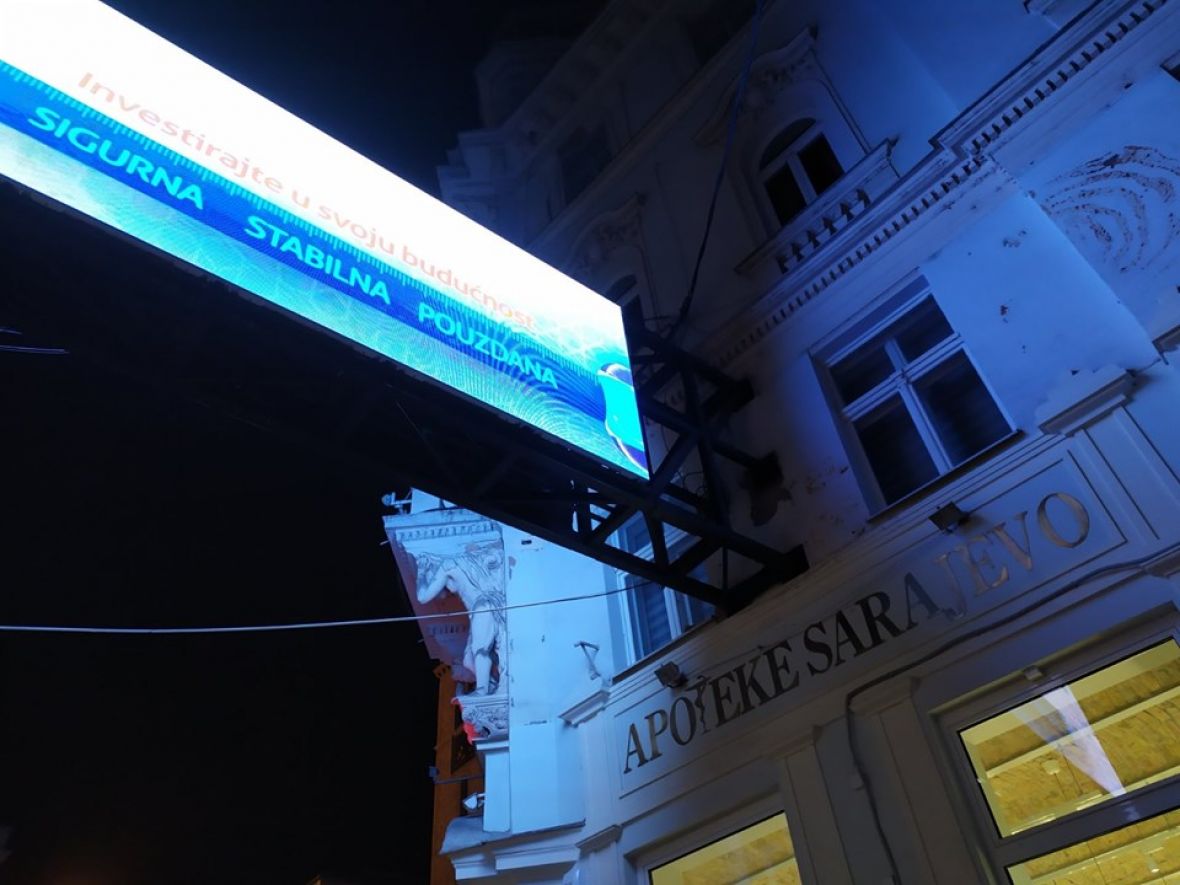 LED ekran u ulici Ferhadija - undefined