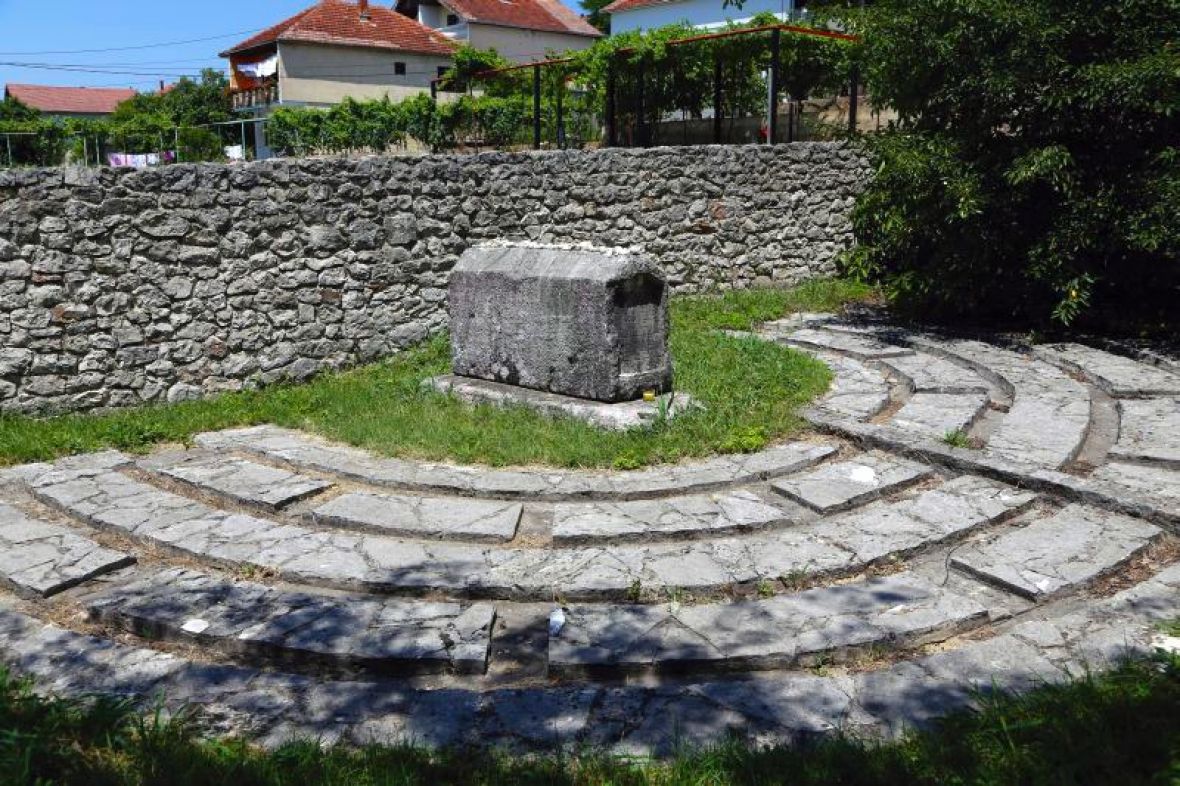 Spomenik Moši Danonu - undefined