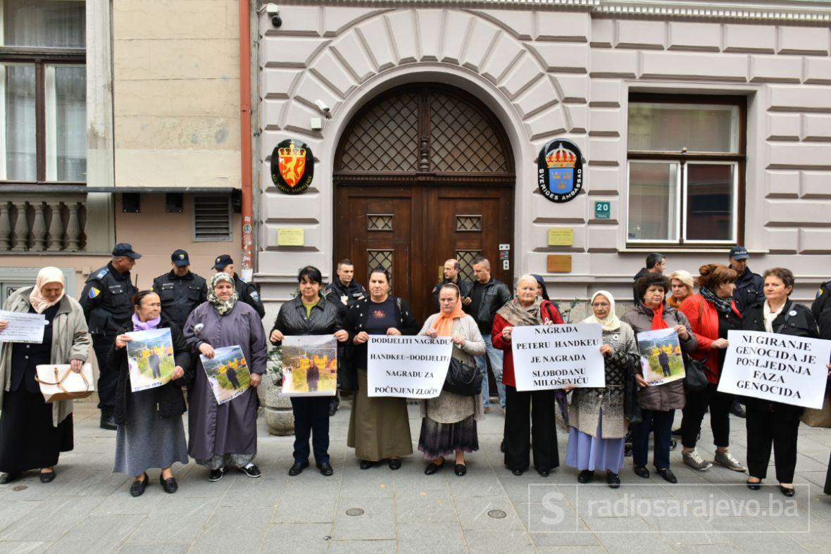  Protest ispred Ambasade Švedske zbog Nobelove nagrade za Petera Handkea - undefined