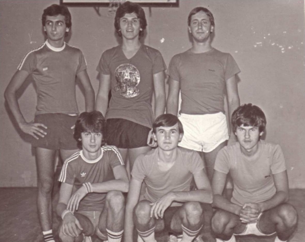 Elvis J. Kurtović (donji red, prvi s desna) - undefined
