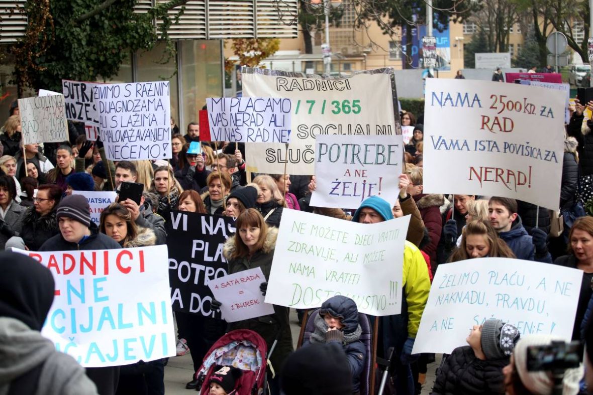 Protest roditelja njegovatelja u Hrvatskoj - undefined
