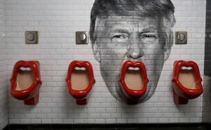 Neobična pojava: Donald Trump na zidu jednog toaleta u Parizu (FOTO)