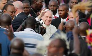 Papa Franjo u Africi: Pozvao muslimane i kršćane da se zajedno odupru 'barbarskim napadima'