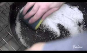 Očistite zagorjelo posuđe uz ovaj trik bez muke (VIDEO)