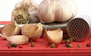 Šta se desi ako jedete bijeli luk na prazan želudac?