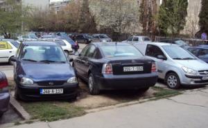 Komunalni inspektori mjesečno prime oko 200 prijava nepropisnog parkiranja na zelenim površinama