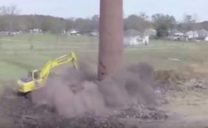 Da li je ovo najsretniji čovjek na svijetu: Preživio rušenje višemetarskog dimnjaka (VIDEO)