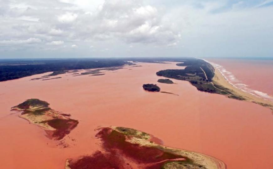 Dok cijeli svijet priča o terorizmu, u Brazilu se događa jedna od najvećih ekoloških katastrofa