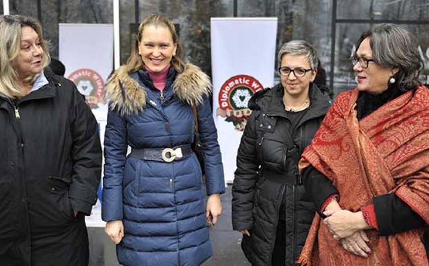 FOTO: Supruge ambasadora u BiH prodavale karte za Diplomatski zimski bazar