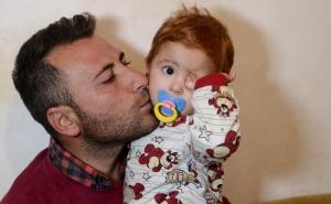 Sreća i suze: Dječak spašen u brodolomu kod Izmira ponovo u naručju svog oca (FOTO)