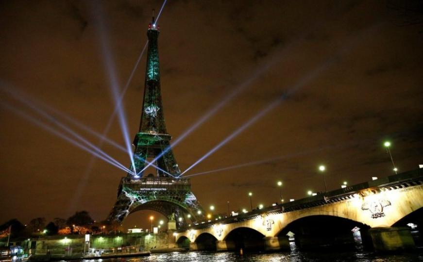 Eiffelov toranj u zelenoj boji povodom konferencije o klimi