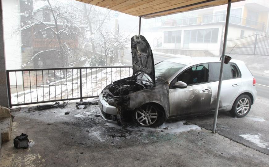 Sarajevo: Zapaljen automobil u ulici Adema Buče (FOTO)