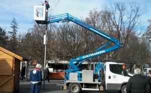 Počelo postavljanje novogodišnjih ukrasa u centru Banje Luke