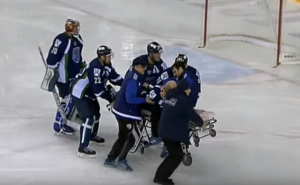 Stravična scena u ruskoj KHL ligi: Oštricom klizaljki posjekao protivnika po vratu (VIDEO)