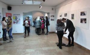 FOTO: U Galeriji 'Mak' izložba učenika koji su izučavali prošlost, stradanja i suživot