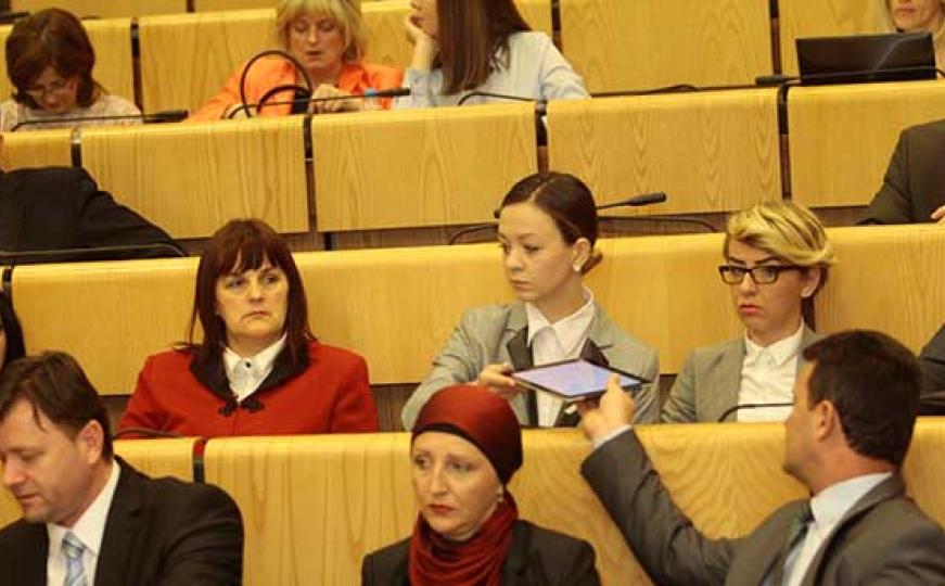 Parlament FBiH o budžetu za iduću godinu: Skoro 40 posto sredstava namijenjeno otplati dugova (FOTO)