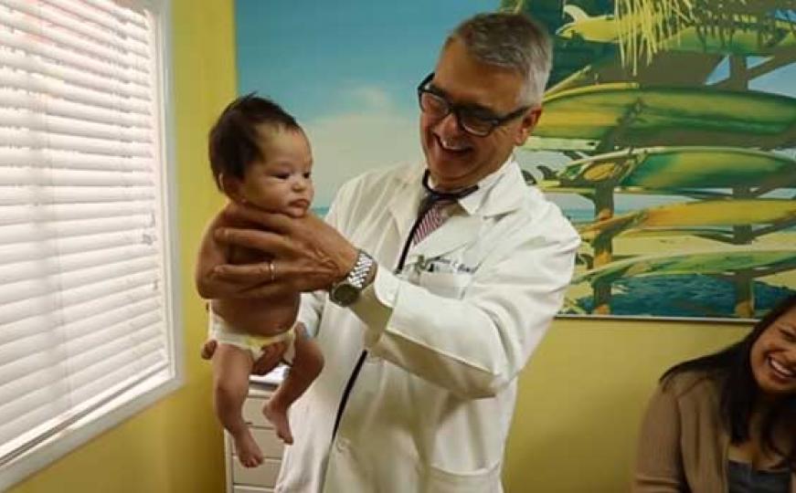 Roditelji, radujte se: Ovaj ljekar tvrdi da ima rješenje za uplakane bebe (VIDEO)