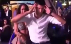 Ko bolje pleše: Novak Đoković ili trbušna plesačica? (VIDEO)