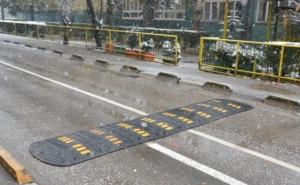 FOTO: Postavljanje 'ležećih policajaca' u blizini novosarajevskih osnovnih škola