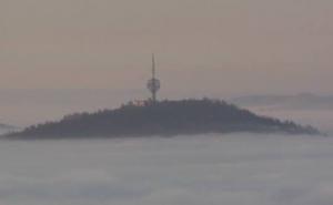 Pogled sa Trebevića: Sarajevo okovano maglom (VIDEO)