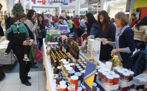 Otvoren Božićni bazar u Podgorici: Prikupljenim sredstvima kupit će se CTG aparat (FOTO)