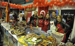 Počeo zimski Diplomatski bazar u Sarajevu: Veliki izbor hrane, odjeće, ručnih radova... (FOTO)