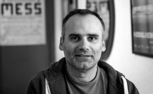 Dino Mustafić: Odluka Federalnog ministarstva kulture je skandalozna, ponižavajuća i razarajuća