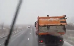 Posipanje soli na cestu na čudan način (VIDEO)