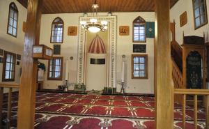 FOTO: U džamiji vojskovođe Bali-bega u Sarajevu namaz klanja tek šest vjernika