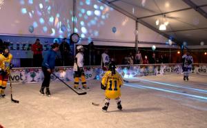 FOTO: Odlična atmosfera sinoć u Tuzli - na otvaranju ledene sezone