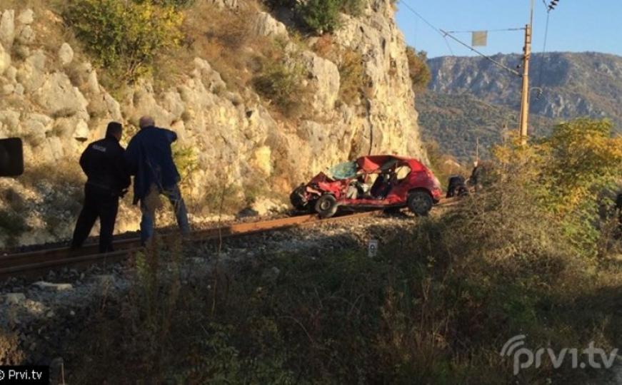 Voz udario u automobil na pružnom prijelazu 