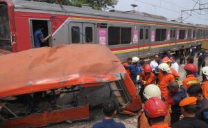 Indonezija: U sudaru autobusa i voza poginulo 16 putnika (FOTO)