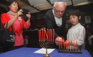 FOTO: Ceremonijom paljenja svijeća Jevreji u BiH dočekali Hanuku - Praznik svjetla