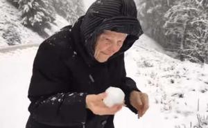 Stogodišnjakinja dokazala da nikad nije kasno za igru u snijegu (VIDEO)