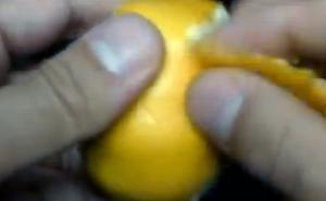 Kako 'pravilno' oguliti mandarinu? (VIDEO)