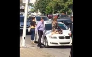 Uhvatila je svog muškarca u društvu druge, popela se na haubu i čekala policiju (VIDEO)