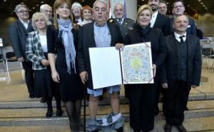 FOTO: Čičku spale hlače dok se slikao s predsjednicom Hrvatske