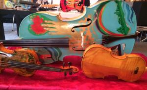 Izložbom oslikanih instrumenata najavljen festival Muzika na žici (FOTO)