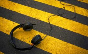 Novi zakon: Pješacima zabranjeno da hodaju kolovozom i koriste mobilne telefone sa slušalicama