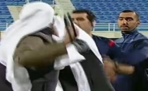 Kuvajtski šeik potpuno poludio: Upao na fudbalski teren i prebio sudiju (VIDEO)