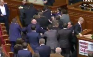 Evo kako se tuku političari: Masovna tučnjava u skupštini Ukrajine (VIDEO)
