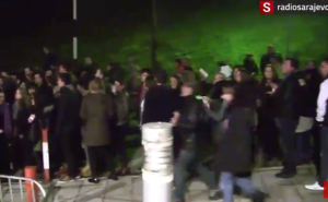 Uoči koncerta Parnog valjka: Hiljade fanova pred Zetrom negoduje i čeka ulazak u dvoranu (VIDEO)