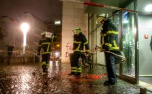 Dimnim bombama, kamenjem i flašama gađali Facebookov centar